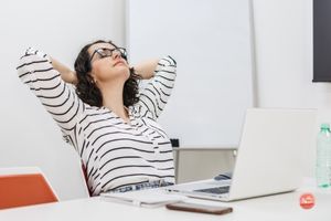 Lehrerin erholsame Pause am Schreibtisch