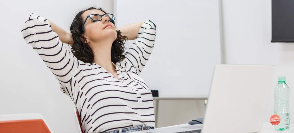 Lehrerin macht Pause Schulstress abbauen