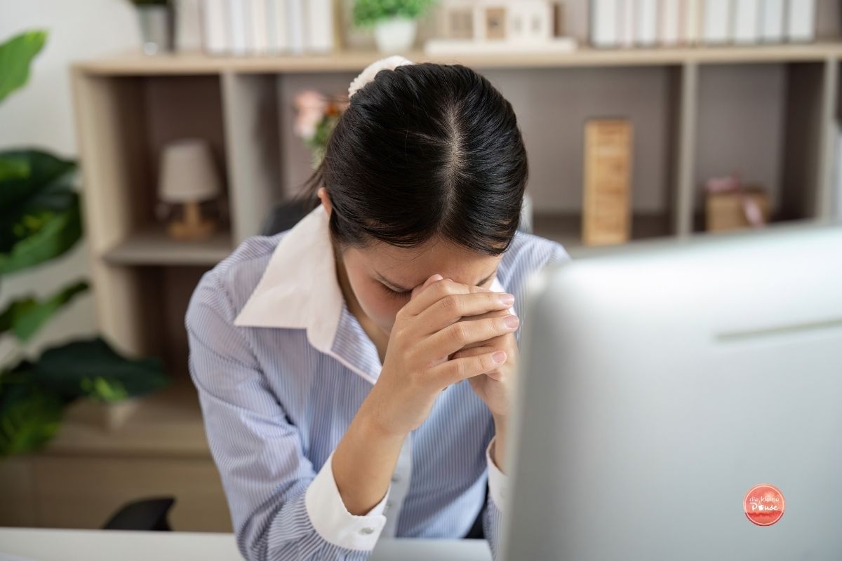 Erschöpfte Lehrerin am Schreibtisch