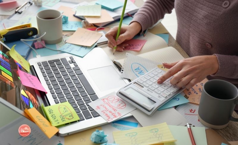 Chaos auf dem Schreibtisch einer Lehrkraft